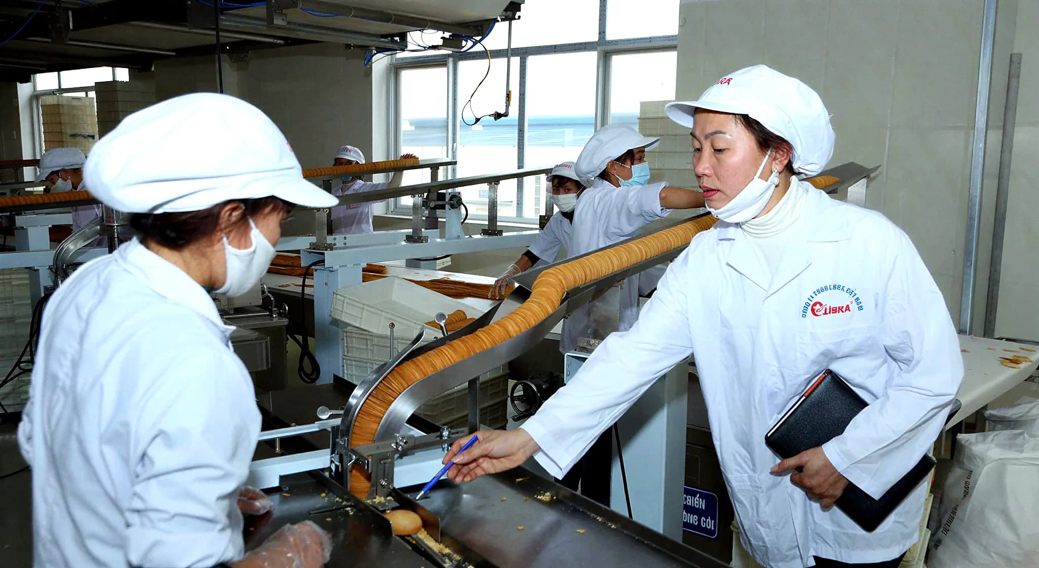 Packing line with operators